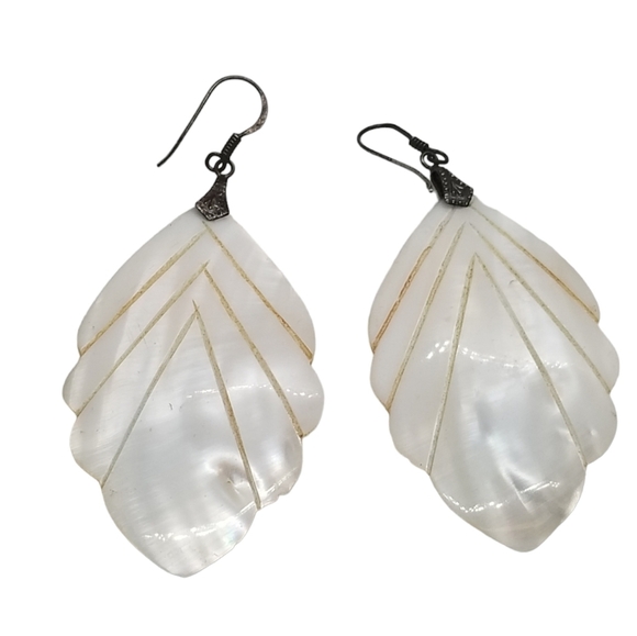 VINTAGE ART DECO CARVED MOTHER OF PEARL LEAF & STERLING SILVER HOOK EARRINGS - Picture 4 of 7